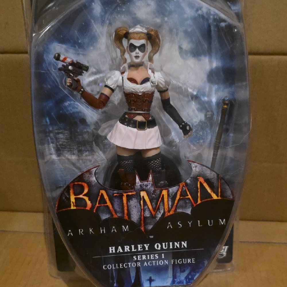 New Collectible Batman Arkham Asylum Harley Quinn Figure